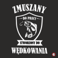 Koszulka-dla-wedkarza-zmuszany-do-pracy-stworzony-do-wedkowania3.png